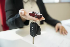 Auto verkopen aan een dealer vs particulier: de voor- en nadelen